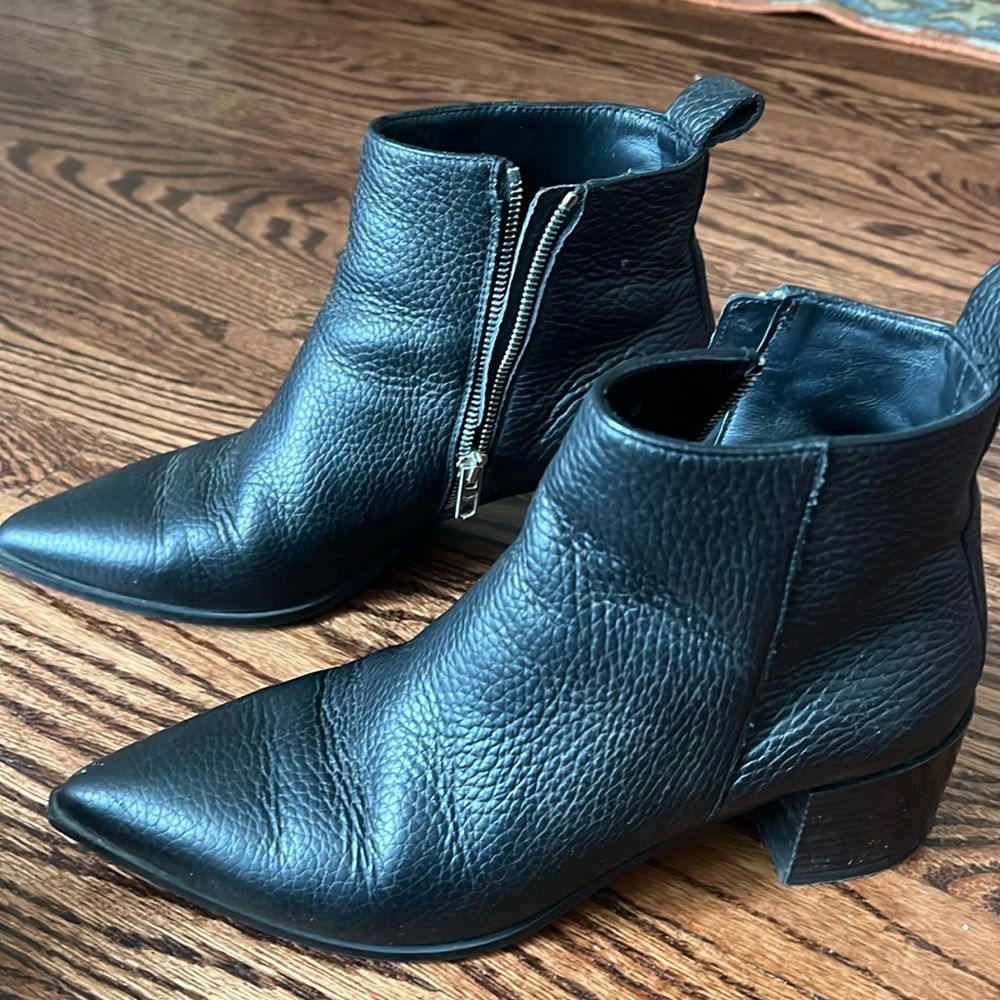 Everlane black ankle boots with pointed toe. Great condition!